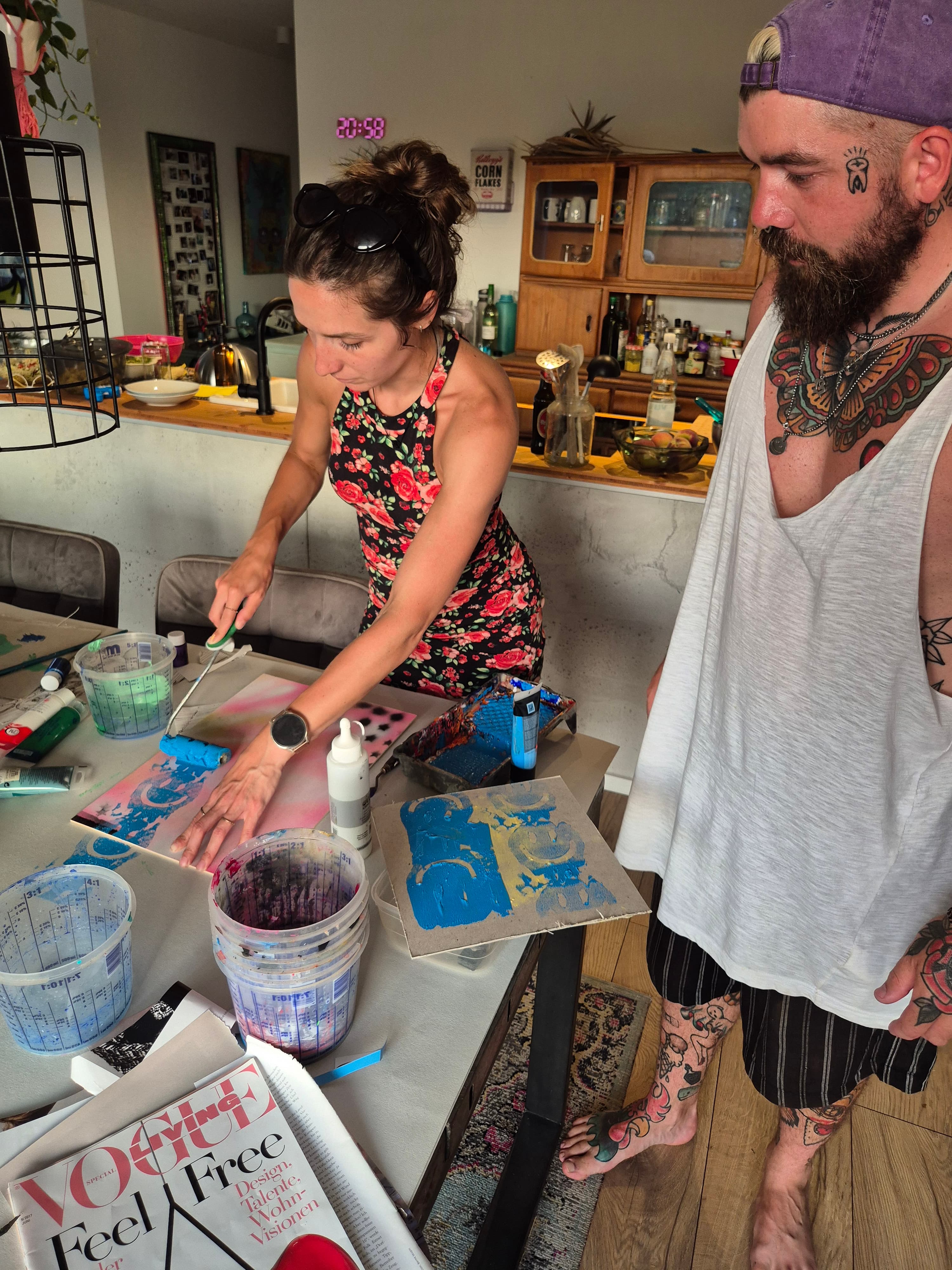Teilnehmerin experimentiert im Pop your ART Workshop mit blauer Farbe und einer Farbrolle