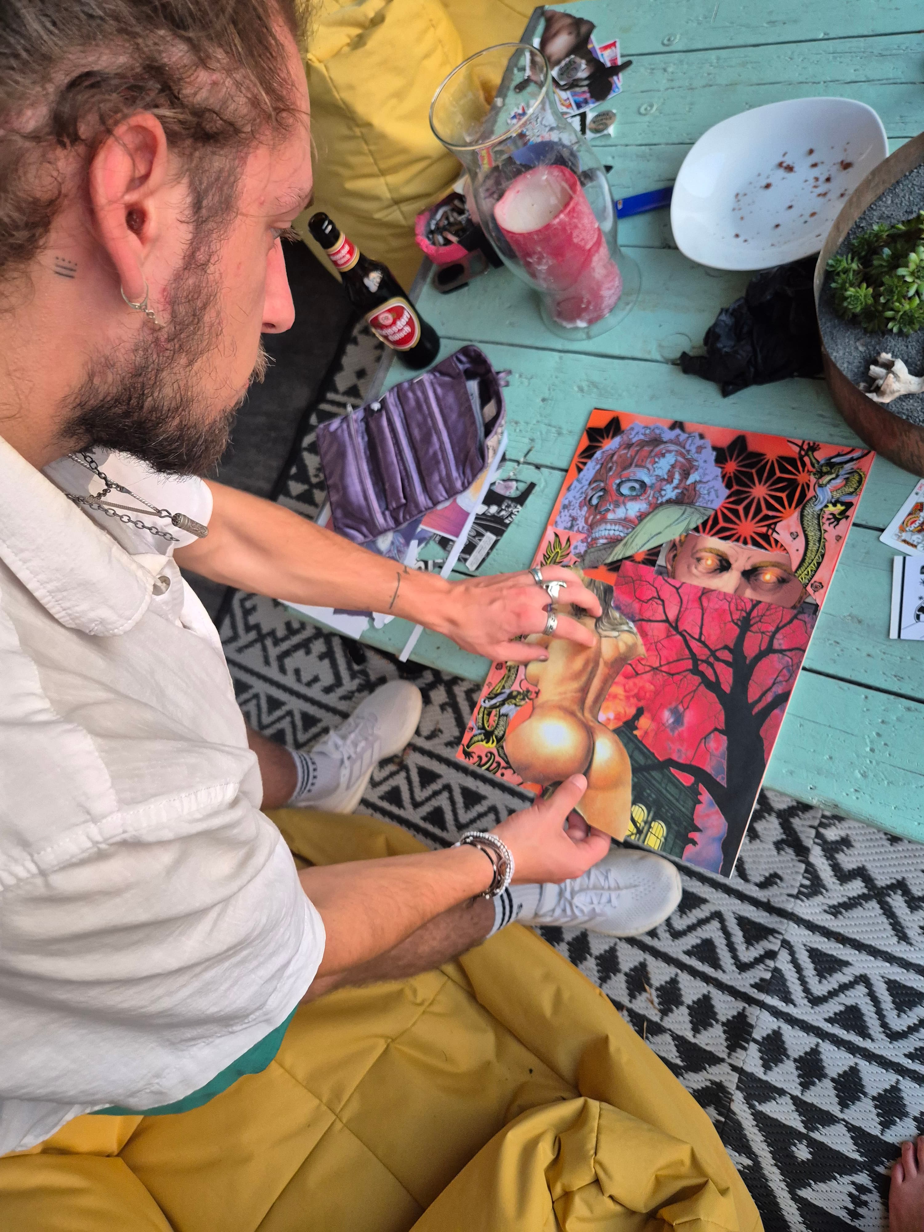 Teilnehmer arbeitet aus der Draufsicht mit Farbe und Werkzeugen an seinem persönlichen Motiv
